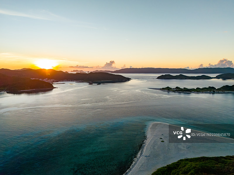 无人机航拍。拍摄位于日本冲绳县岛尻郡渡嘉敷村的渡嘉敷港日出，地点为庆良间群岛，渡嘉敷岛，庆良间群岛，岛尻郡，冲绳，日本 - 2025图片素材