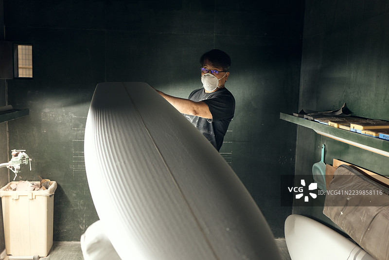 冲浪板制造商在工作室为传奇冲浪者制作冲浪板图片素材