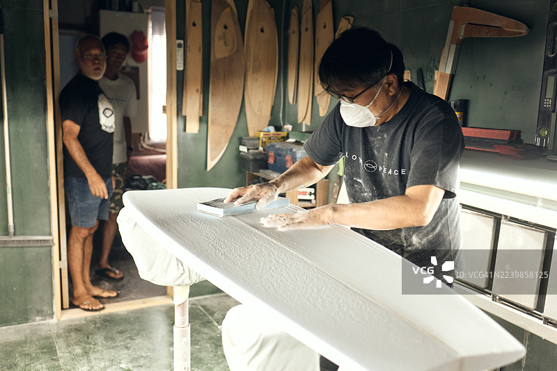 冲浪板定制师在工作室为传奇冲浪者制作冲浪板图片素材