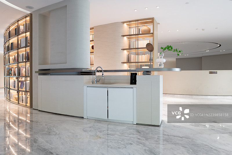 现代装饰的室内图书馆图片素材