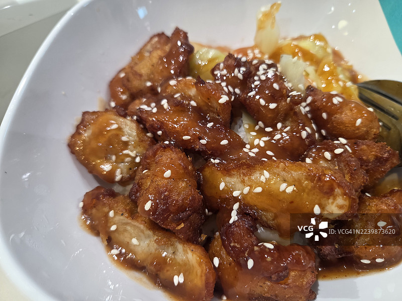 酱汁烤鸡盖饭图片素材