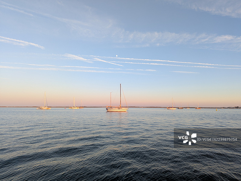 停泊在日落下的帆船，库拉特拉，阿尔加维，葡萄牙图片素材