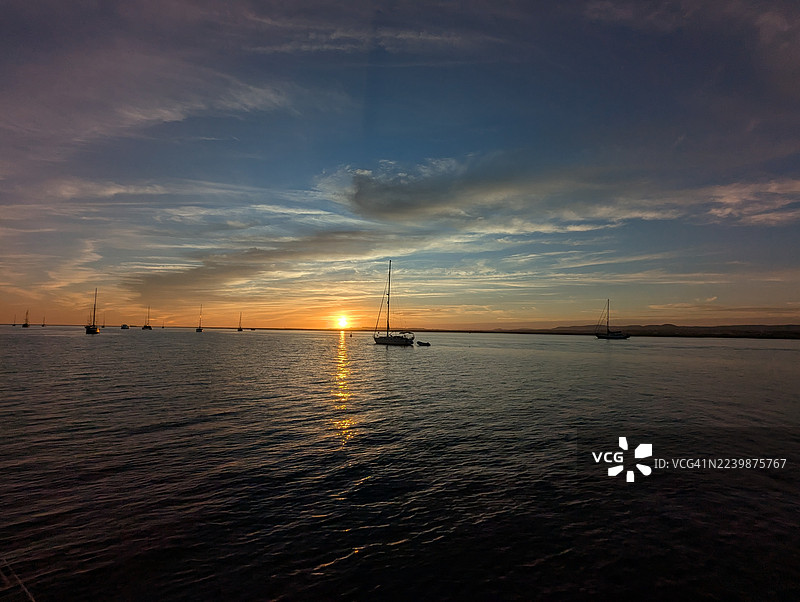 帆船日落，阿尔加维，库拉特拉岛，葡萄牙图片素材