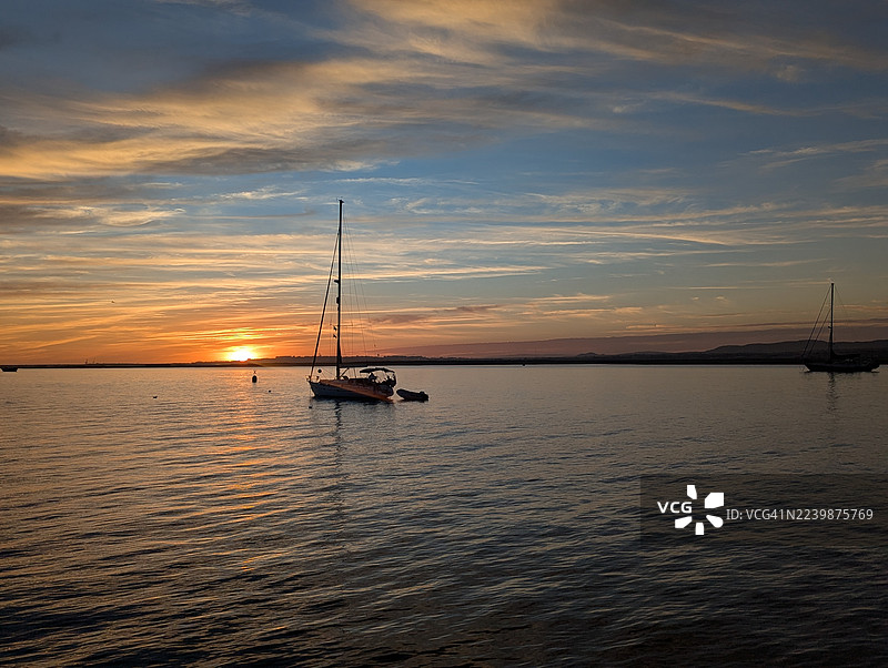 帆船日落，库拉特拉岛，阿尔加维，葡萄牙图片素材
