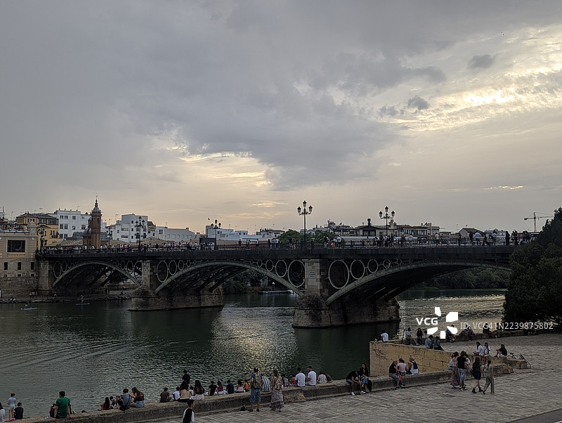 特里亚纳桥日落时分的景象。西班牙塞维利亚。图片素材