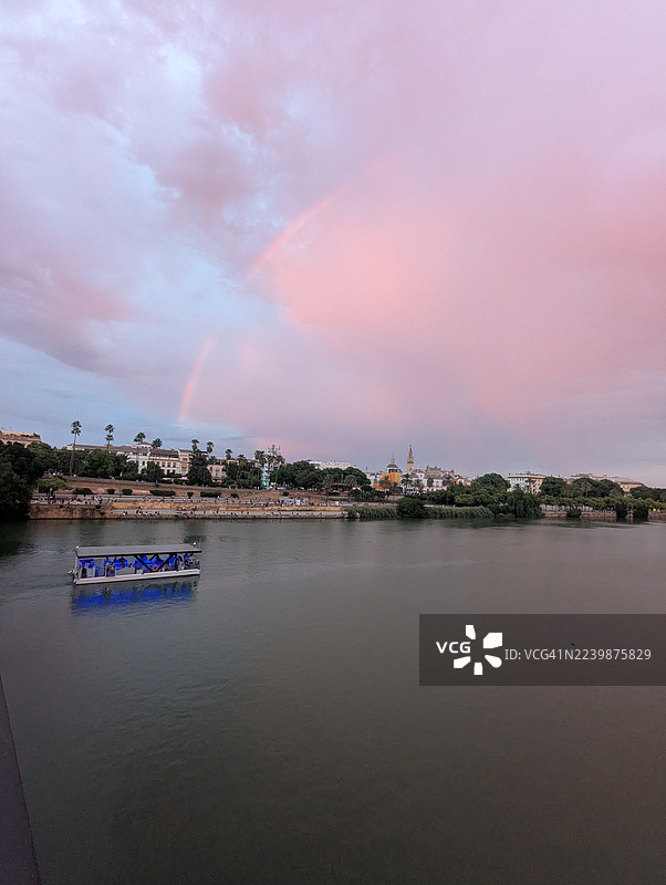 蓝色的船，瓜达尔基维尔河，塞维利亚，西班牙图片素材