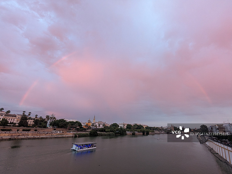 蓝色的船，瓜达尔基维尔河，塞维利亚，西班牙图片素材