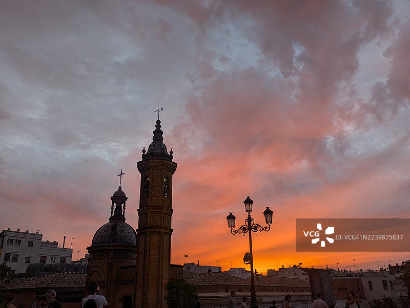 西班牙塞维利亚特里亚纳卡门小教堂的红色日落图片素材