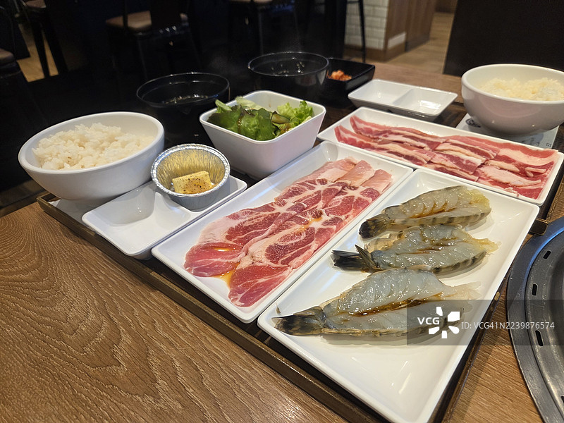 切片猪肉和虾图片素材