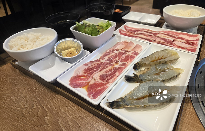 切片猪肉和虾图片素材