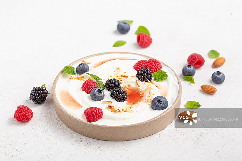 各种新鲜浆果搭配酸奶。图片素材