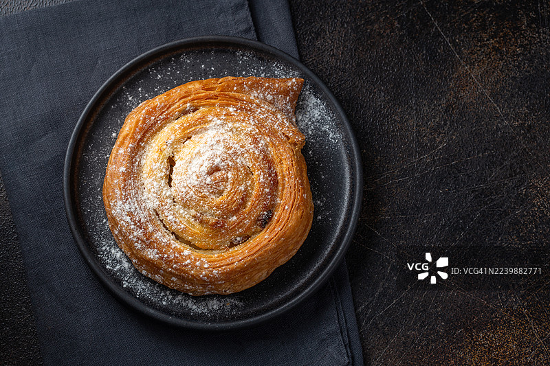 黑盘子上的泡芙酥皮面包图片素材