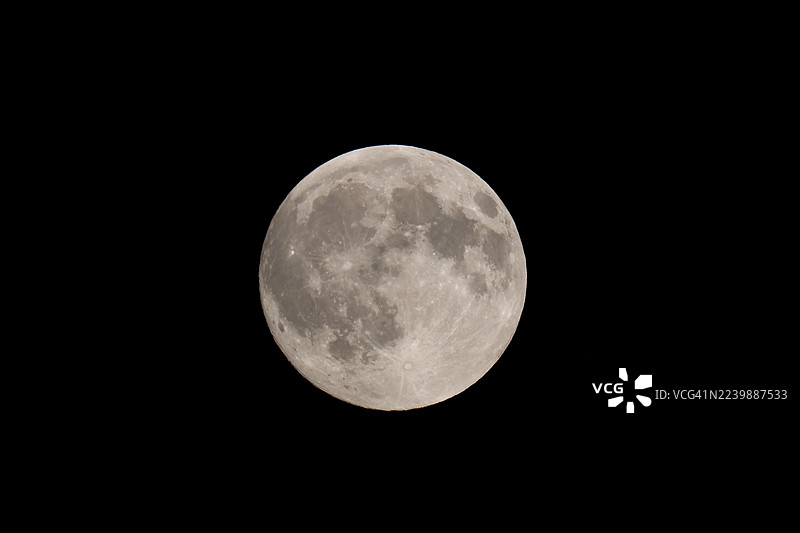 英国赫特福德希斯上空拍到的满月丰收超级月亮。图片素材