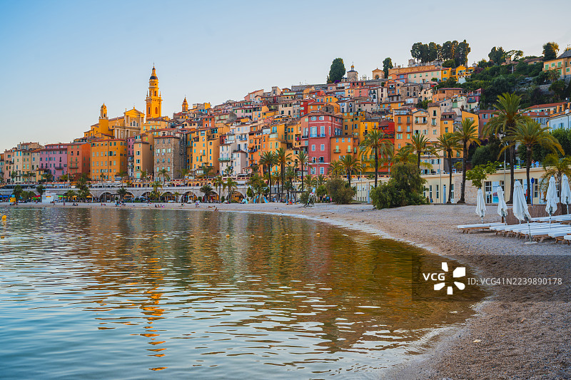 法国芒通的彩色海岸城市景观图片素材