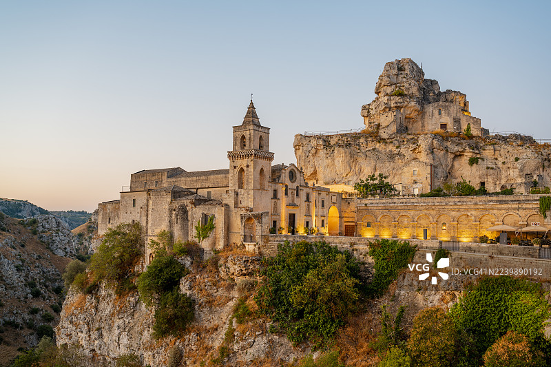 意大利马泰拉圣彼得罗卡维奥索教堂的日出图片素材