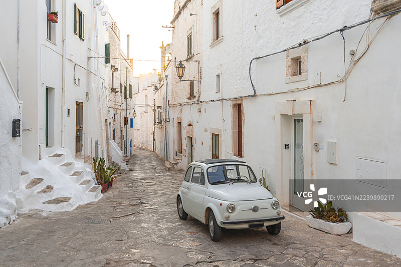 普利亚奥斯图尼，地中海刷白街道上的老式菲亚特500图片素材