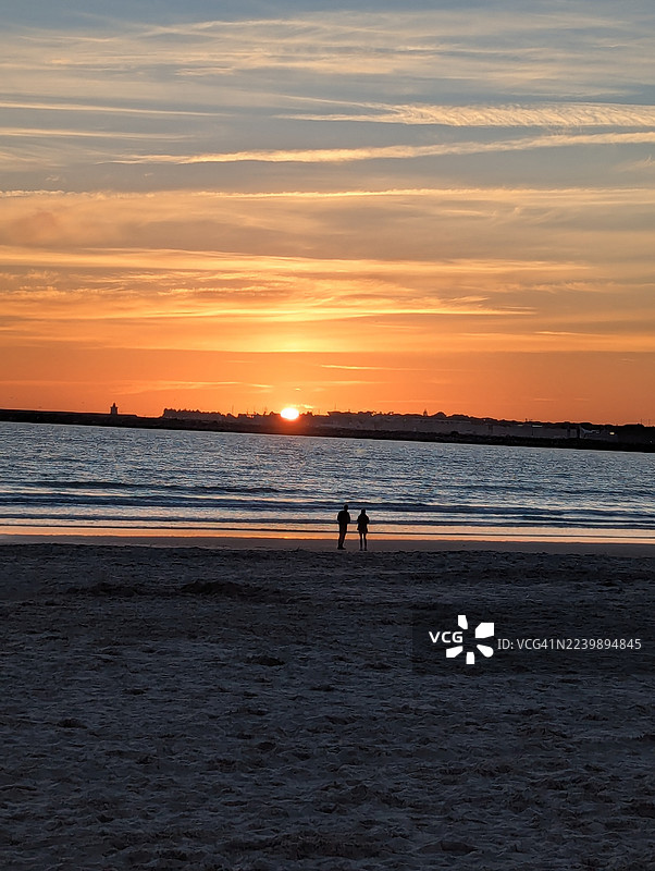 日落。瓦德尔格拉纳海滩，加的斯，西班牙图片素材