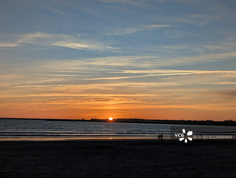 日落。瓦德拉格拉纳海滩，加的斯，西班牙图片素材