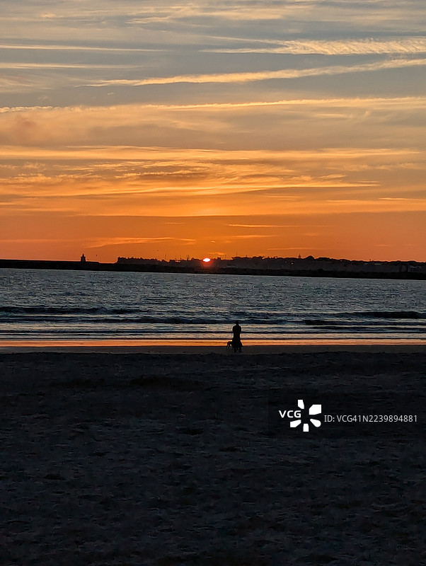 日落。瓦德尔拉格拉纳海滩，加的斯，西班牙图片素材