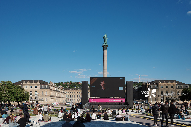 阳光明媚的一天，人们聚集在斯图加特宫殿广场参加公开观看活动。图片素材