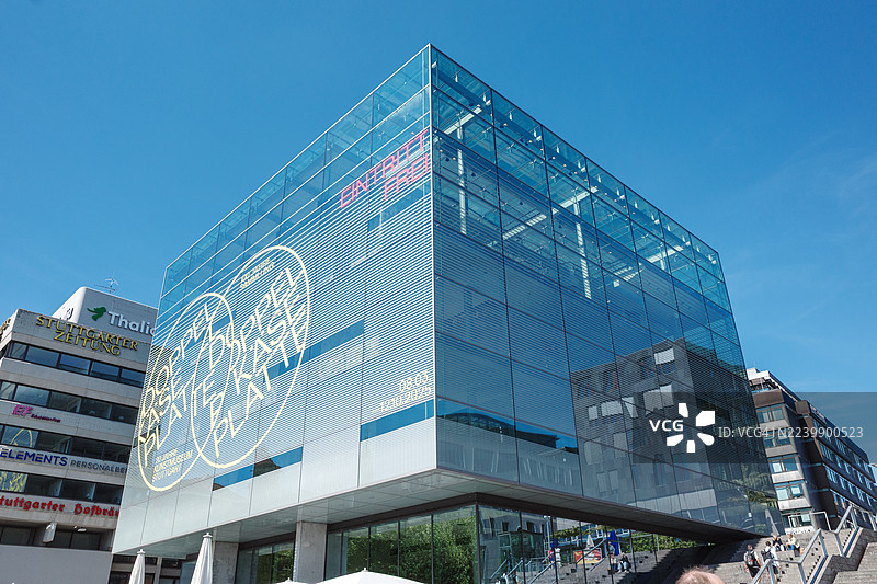 晴朗的阳光日，俯视斯图加特艺术博物馆（Kunstmuseum Stuttgart）现代玻璃立方体建筑的低角度角落景观。图片素材