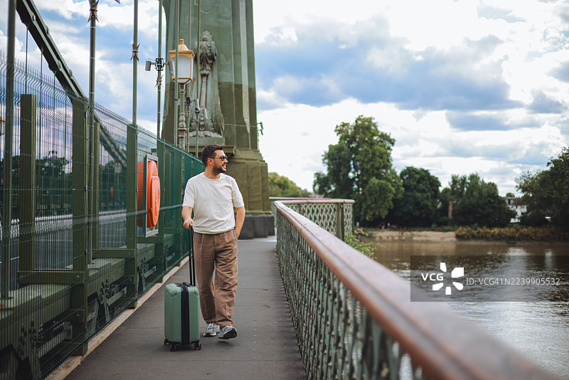 年轻游客在伦敦游览图片素材