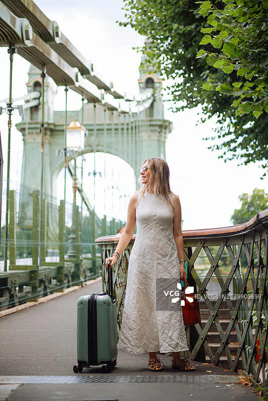 年轻的游客女士在伦敦游览图片素材