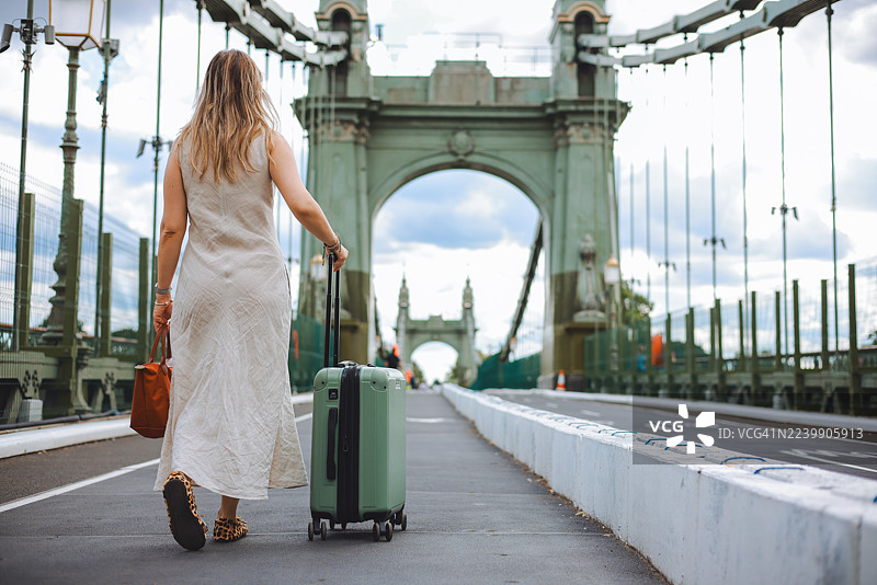 年轻的女游客游览伦敦图片素材