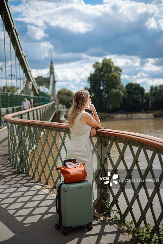 年轻的女性游客游览伦敦图片素材