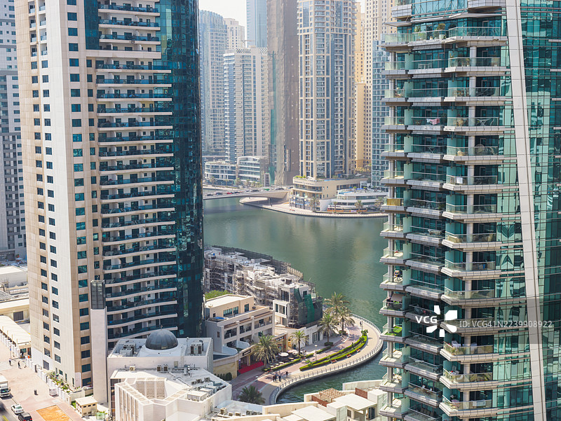 迪拜码头高耸的现代塔楼和运河景观。图片素材