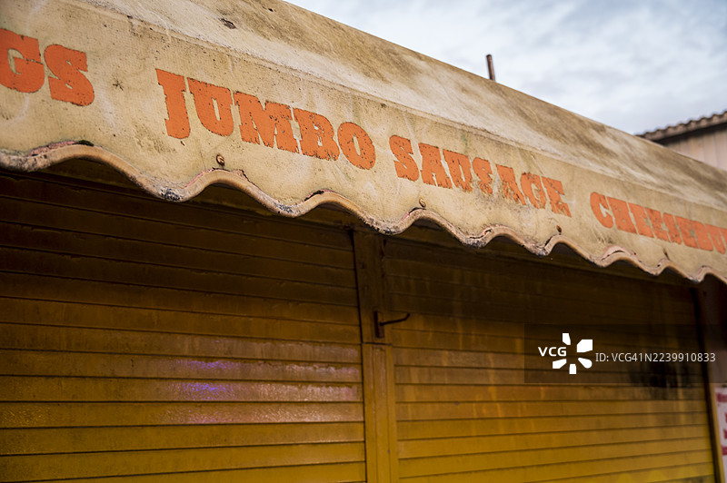 废弃的破旧快餐摊位，位于关闭的游乐园内图片素材