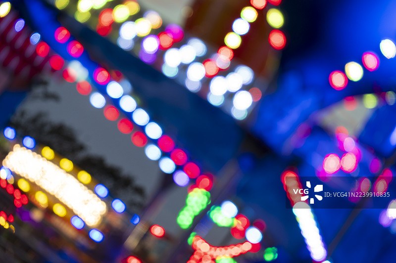 夜晚嘉年华的明亮多彩灯光图片素材