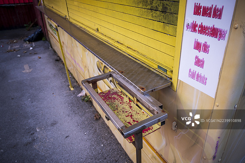 废弃的破旧快餐摊位，位于已关闭的游乐园内图片素材