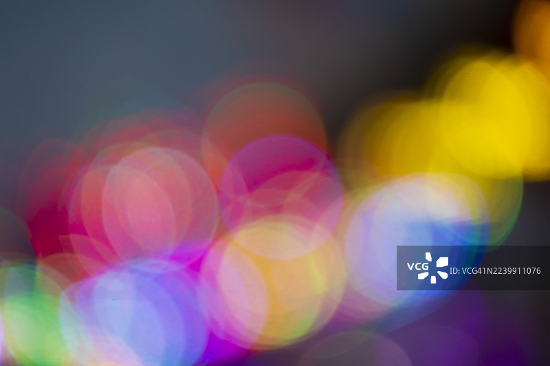 夜间游乐场的明亮多彩灯光图片素材