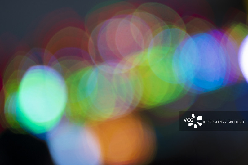 夜晚游乐场的明亮多彩灯光图片素材