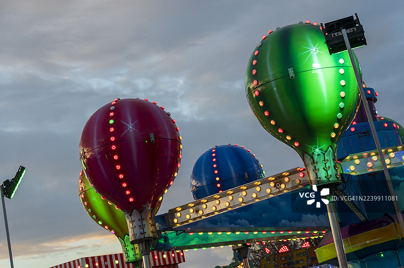 科尼海滩关闭之夜的游乐园游乐设施图片素材