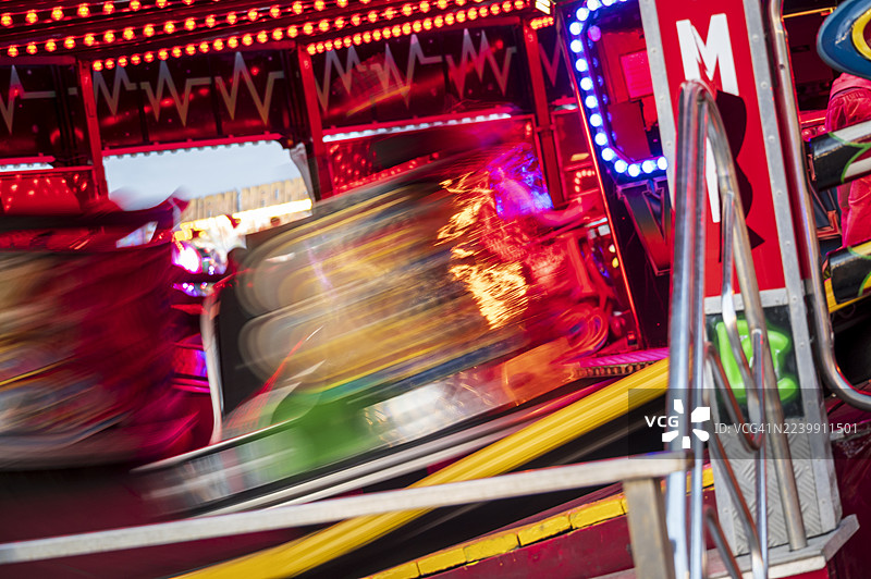 科尼海滩关闭之夜的游乐园游乐设施图片素材