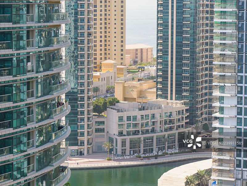 迪拜码头的高层公寓和滨水建筑。图片素材