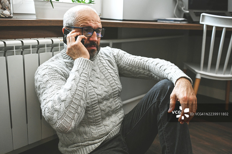 成熟的成年男子使用手机图片素材