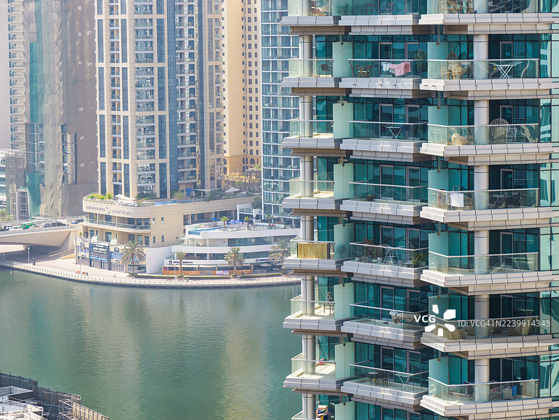 迪拜城市景观中，倒映着摩天大楼和码头水景。图片素材
