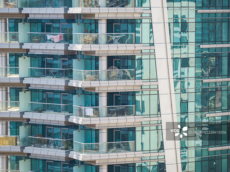 白天，迪拜码头周边的摩天大楼和滨水地产。图片素材