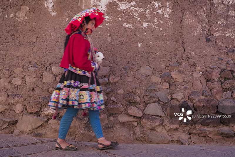 秘鲁少女身着民族服装在圣谷皮萨克摆姿势图片素材
