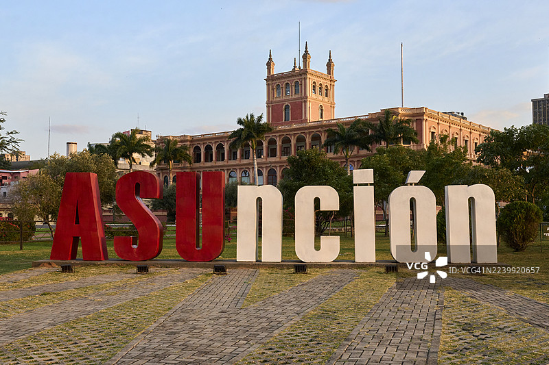 亚松森市名纪念碑，位于历史宫殿前图片素材