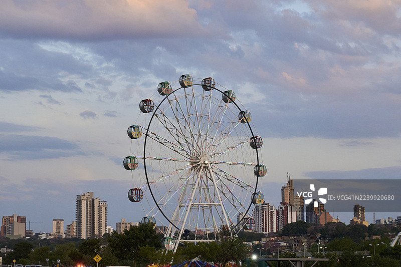 亚松森游乐园里旋转的摩天轮图片素材