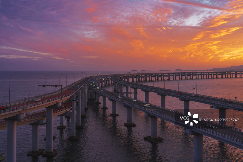 日落时分，海港上横跨着桥梁的全景城市风光图片素材