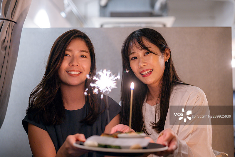 一群女性朋友在餐厅庆祝生日图片素材