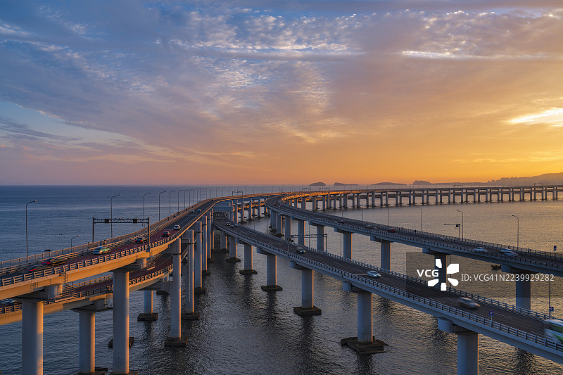 日落时分，海港上横跨着桥梁的全景城市风光图片素材