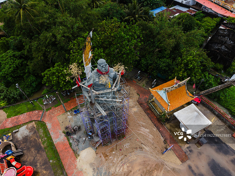 寺庙花园中正在建造的巨大雕像图片素材