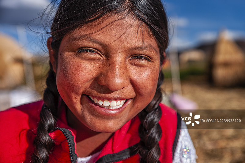 的的喀喀湖乌鲁斯浮岛上的秘鲁小女孩图片素材