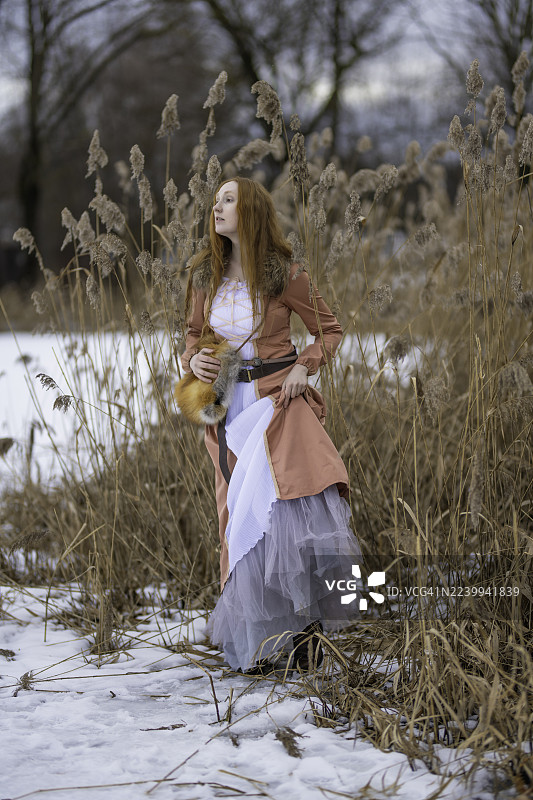 身穿中世纪服装的红发女孩图片素材